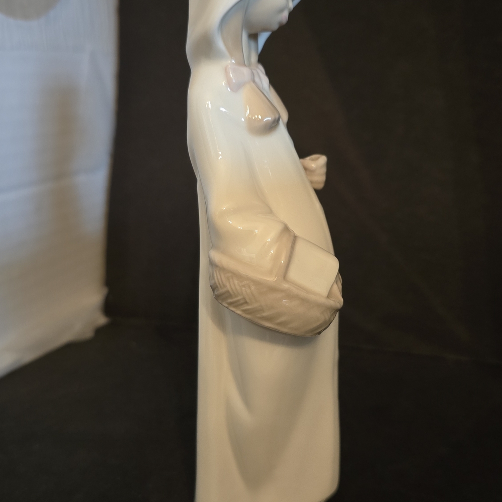 Lladro Cream Decor Accent Figurine - Picture 4 of 6